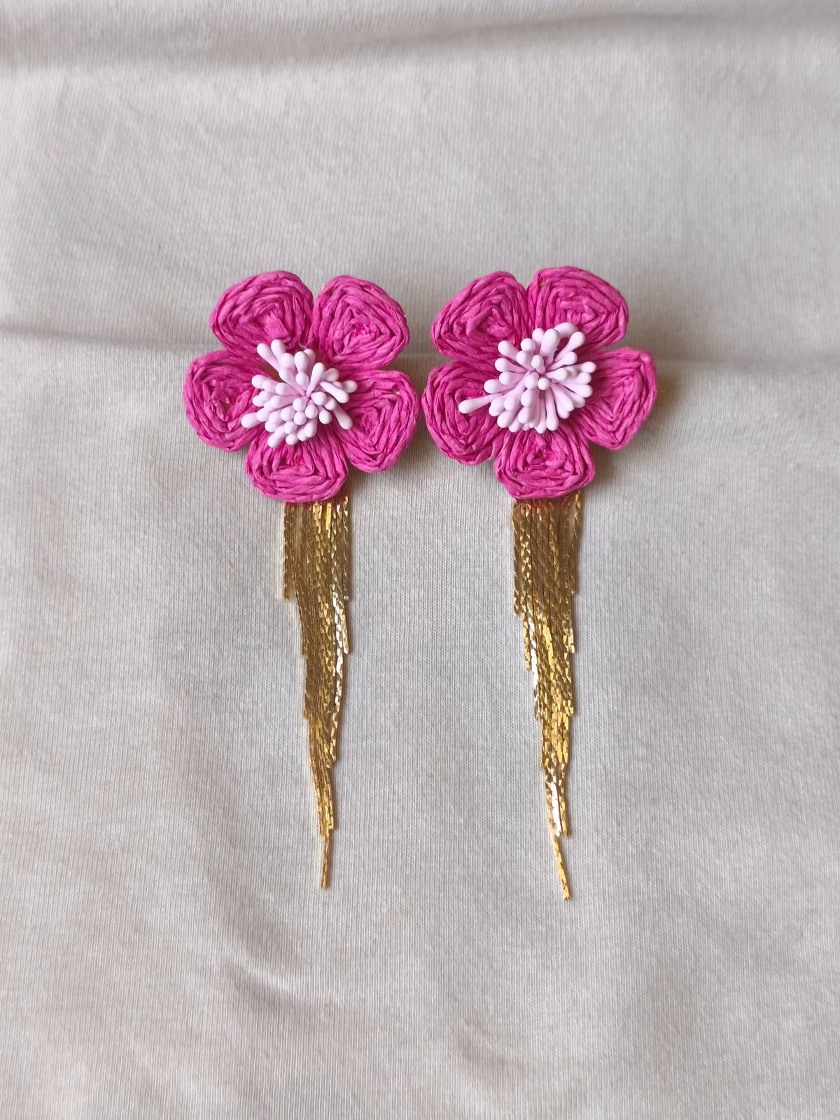 L'Audacieuse — Boucles d'oreille fleur en raffia tressé main
