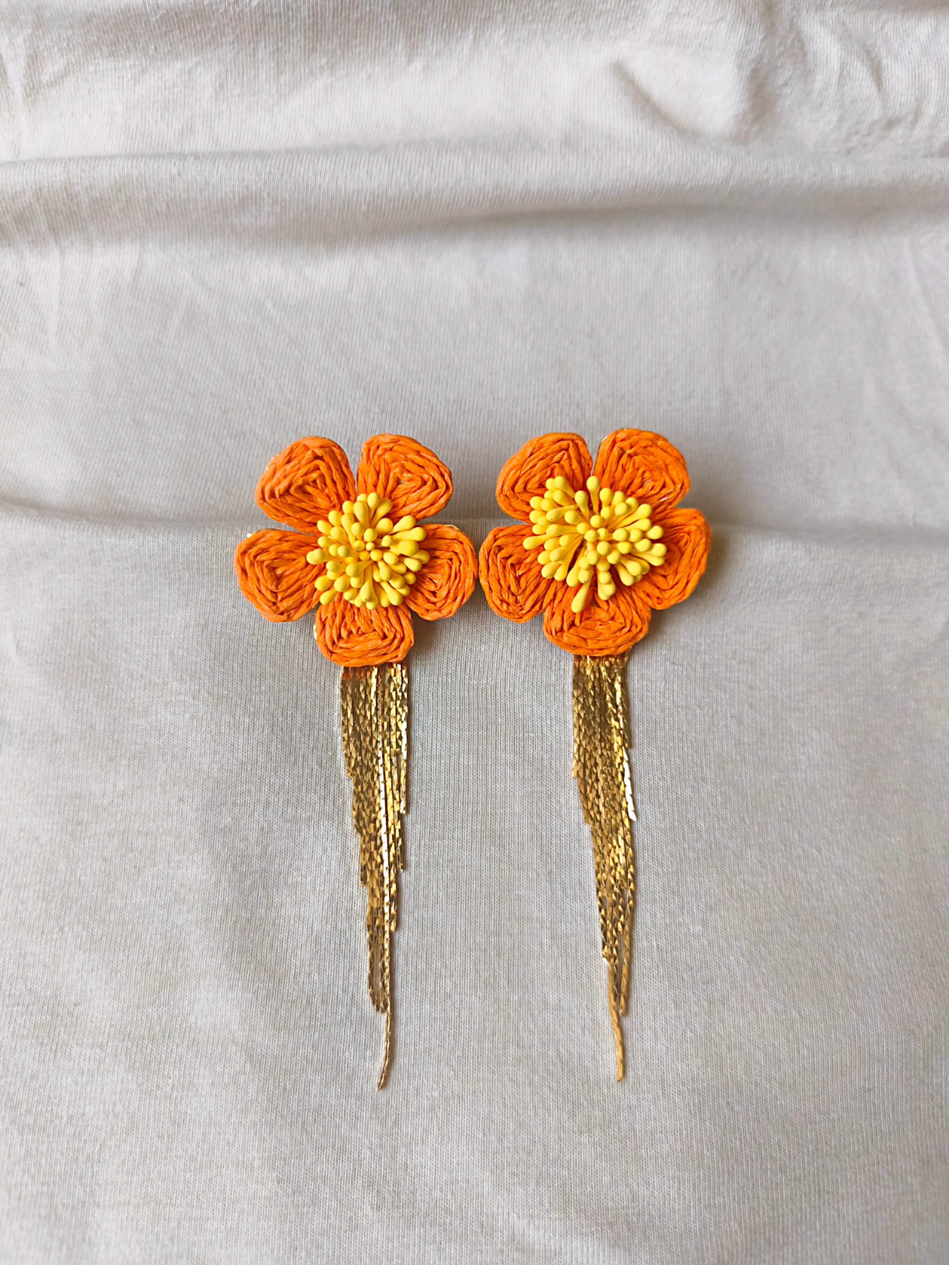L'Audacieuse — Boucles d'oreille fleur en raffia tressé main