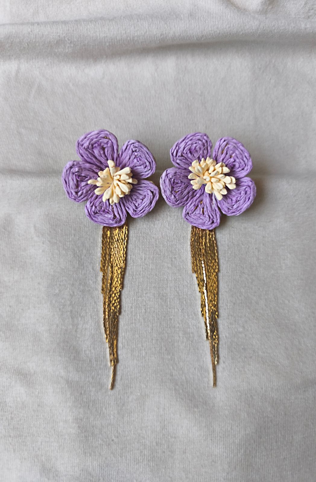 L'Audacieuse — Boucles d'oreille fleur en raffia tressé main
