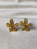 L'Élégante — Boucles d'oreille fleur dorée fine, acier inoxydable