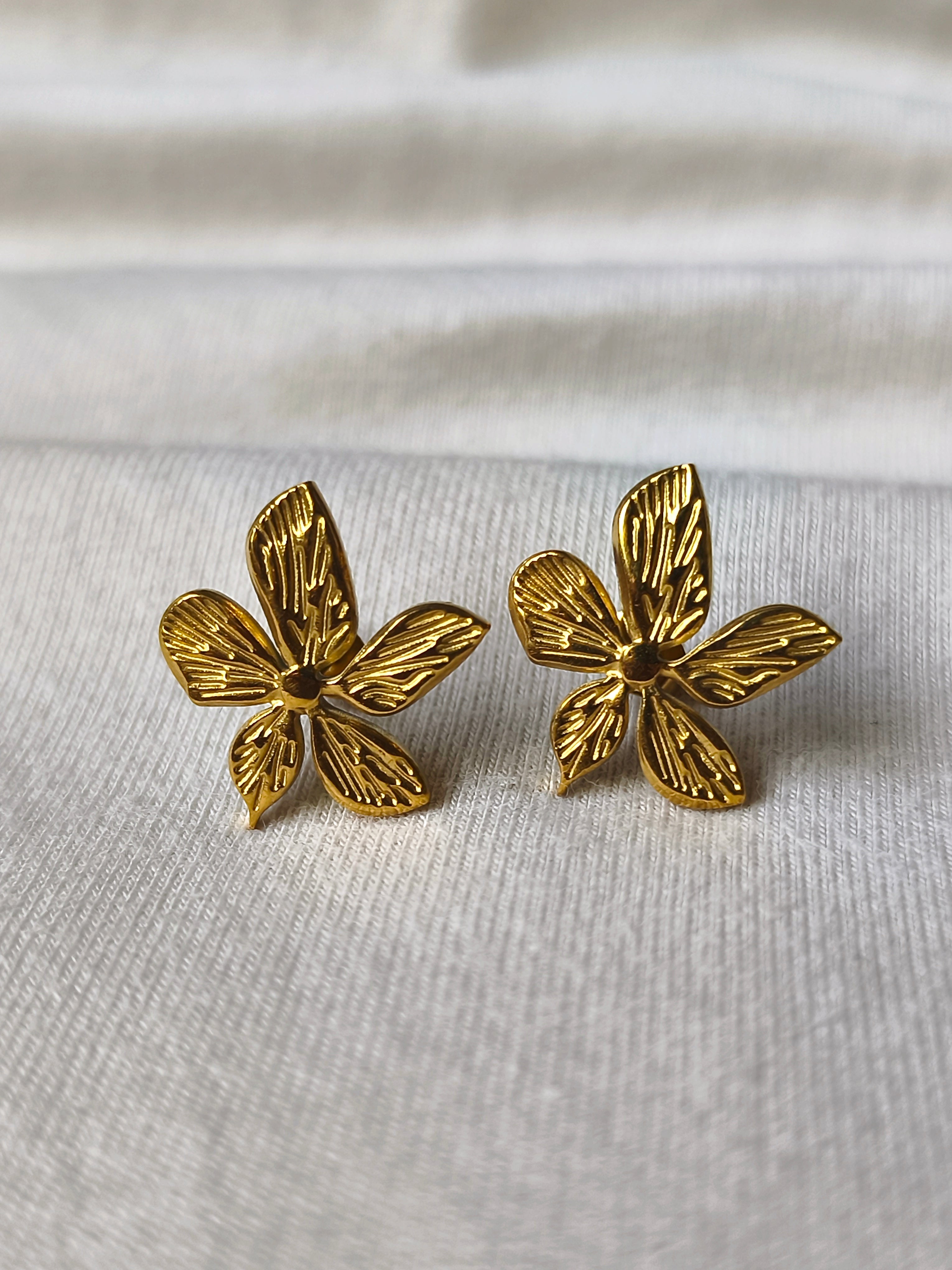 L'Élégante — Boucles d'oreille fleur dorée fine, acier inoxydable