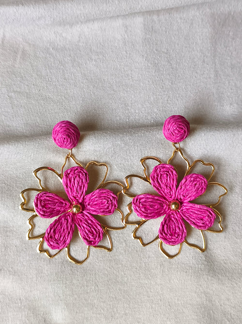 La Flamboyante — Boucles d'oreille fleur raffia et contour doré