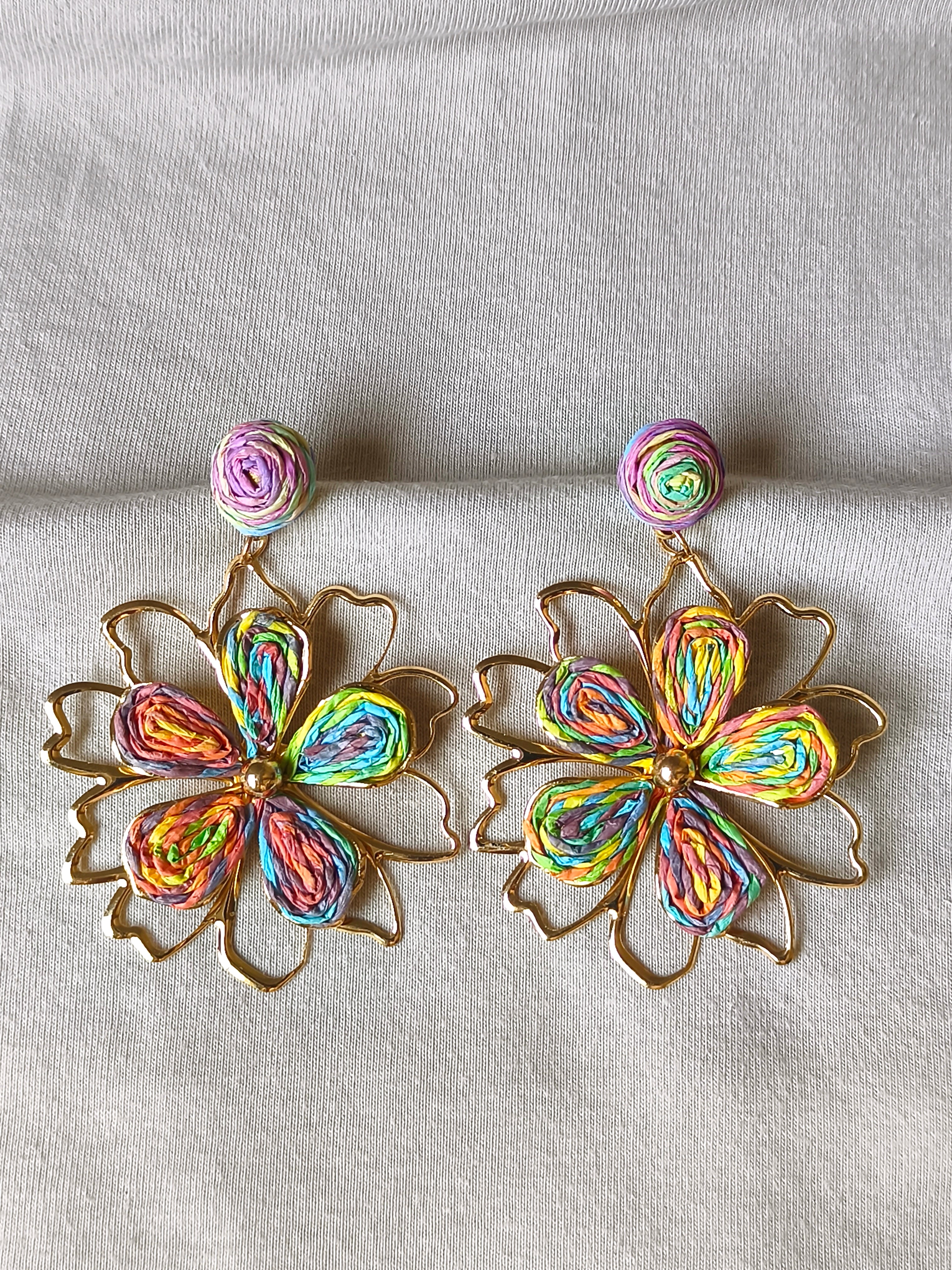 La Flamboyante — Boucles d'oreille fleur raffia et contour doré