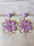 La Flamboyante — Boucles d'oreille fleur raffia et contour doré