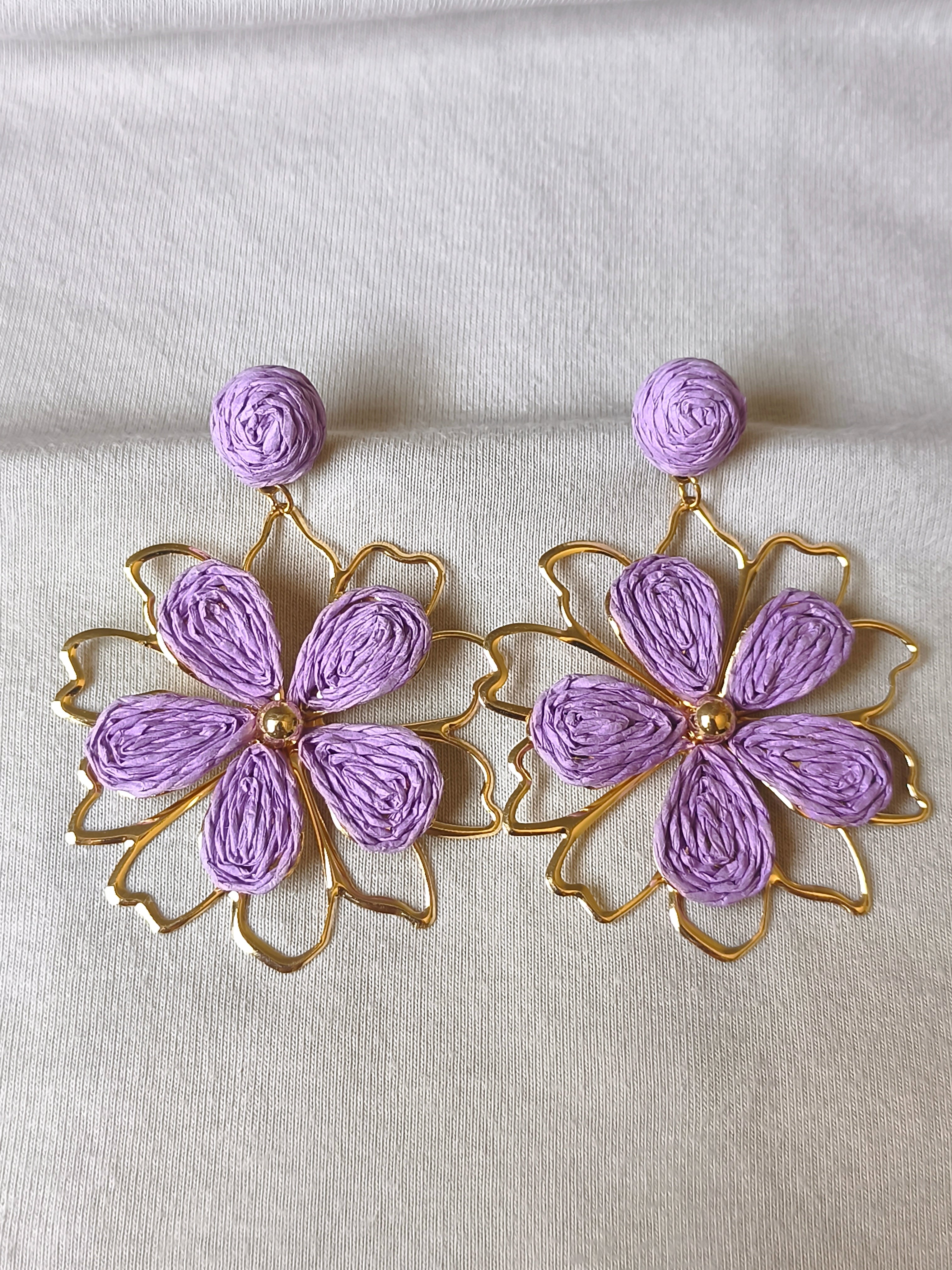 La Flamboyante — Boucles d'oreille fleur raffia et contour doré