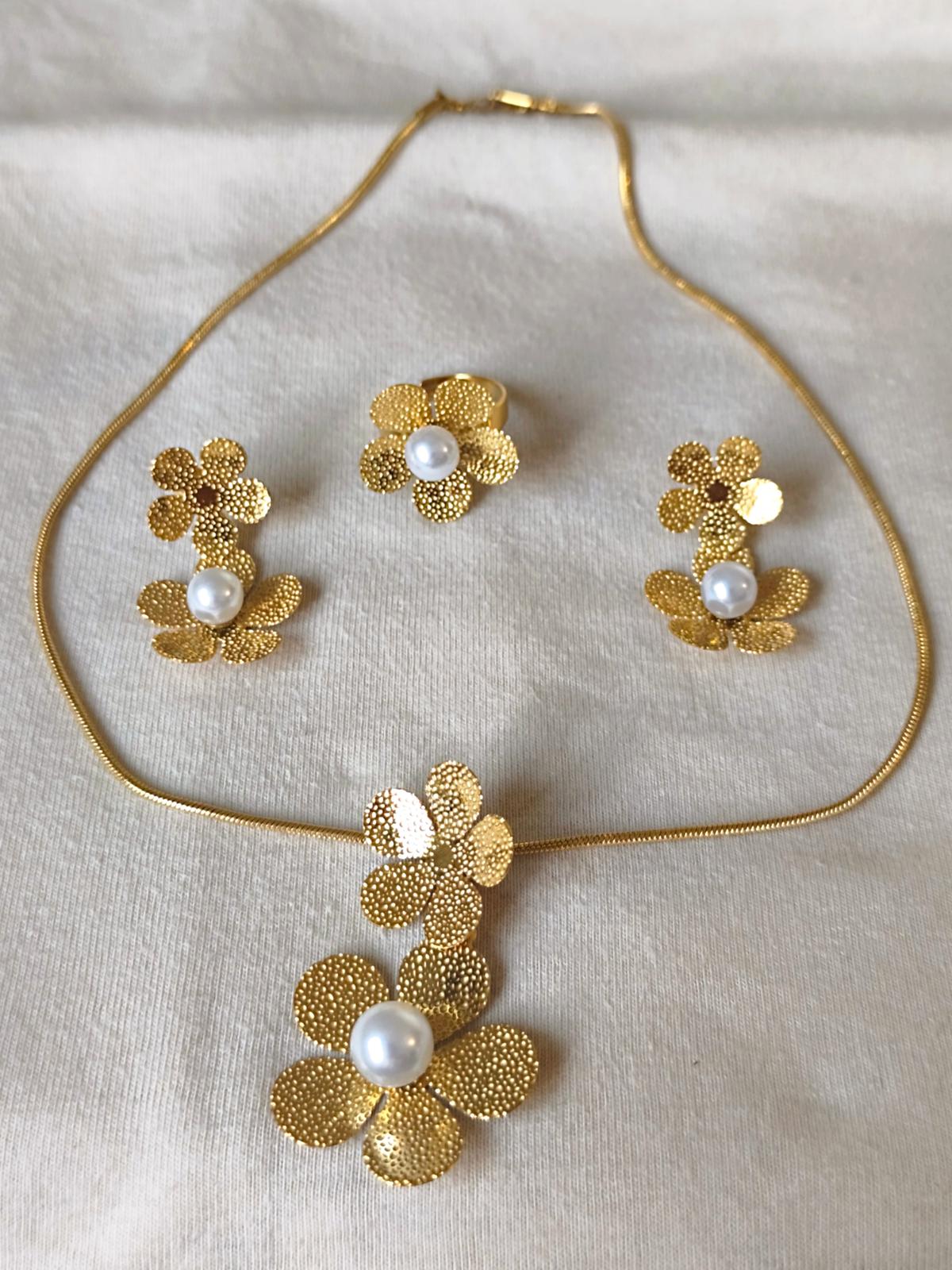 La Parure Éclose — Collier, boucles d'oreille et bague fleur dorée