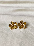 La Précieuse — Boucles d'oreille fleur dorée discrète, acier inoxydable