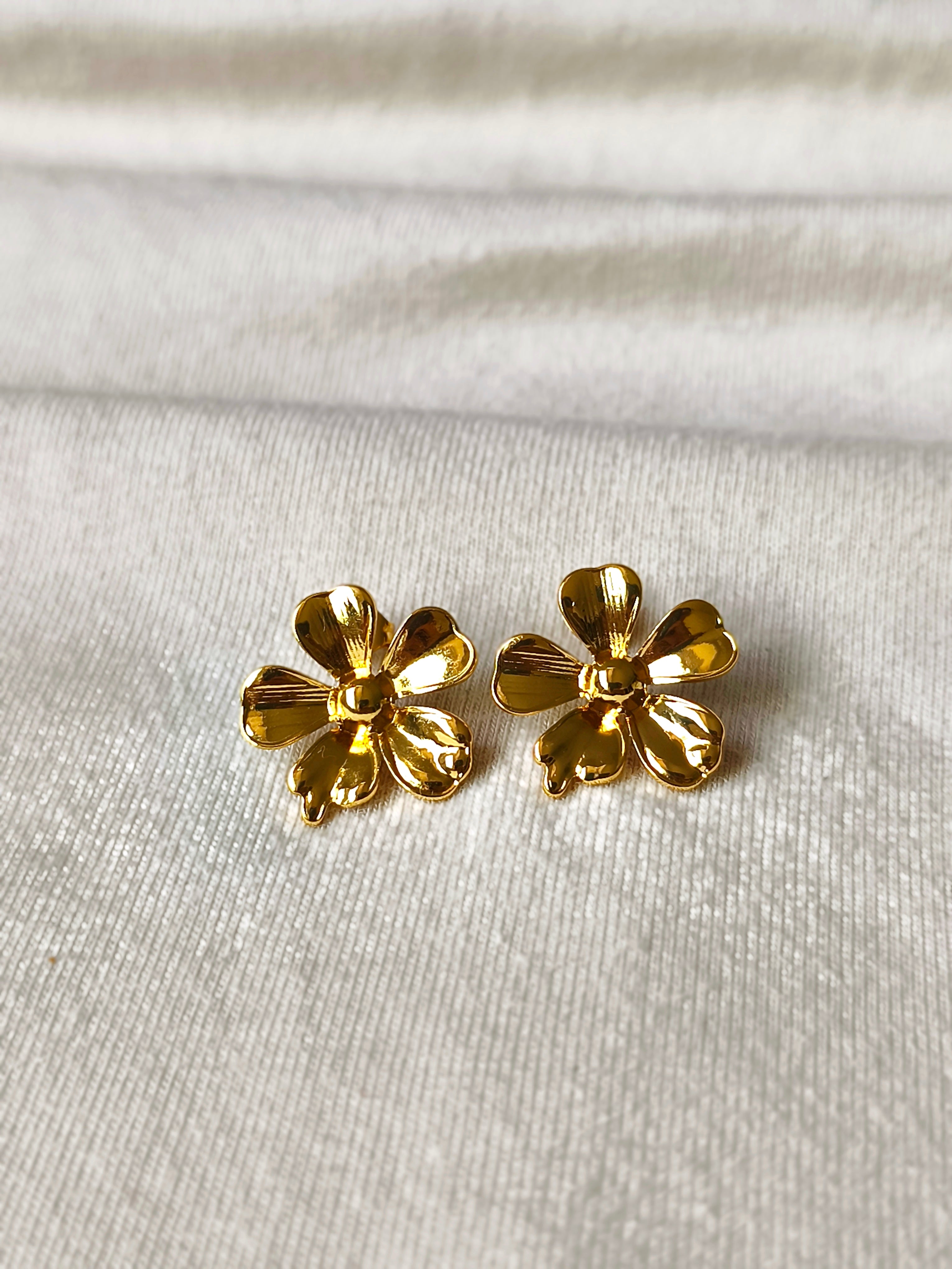 La Précieuse — Boucles d'oreille fleur dorée discrète, acier inoxydable