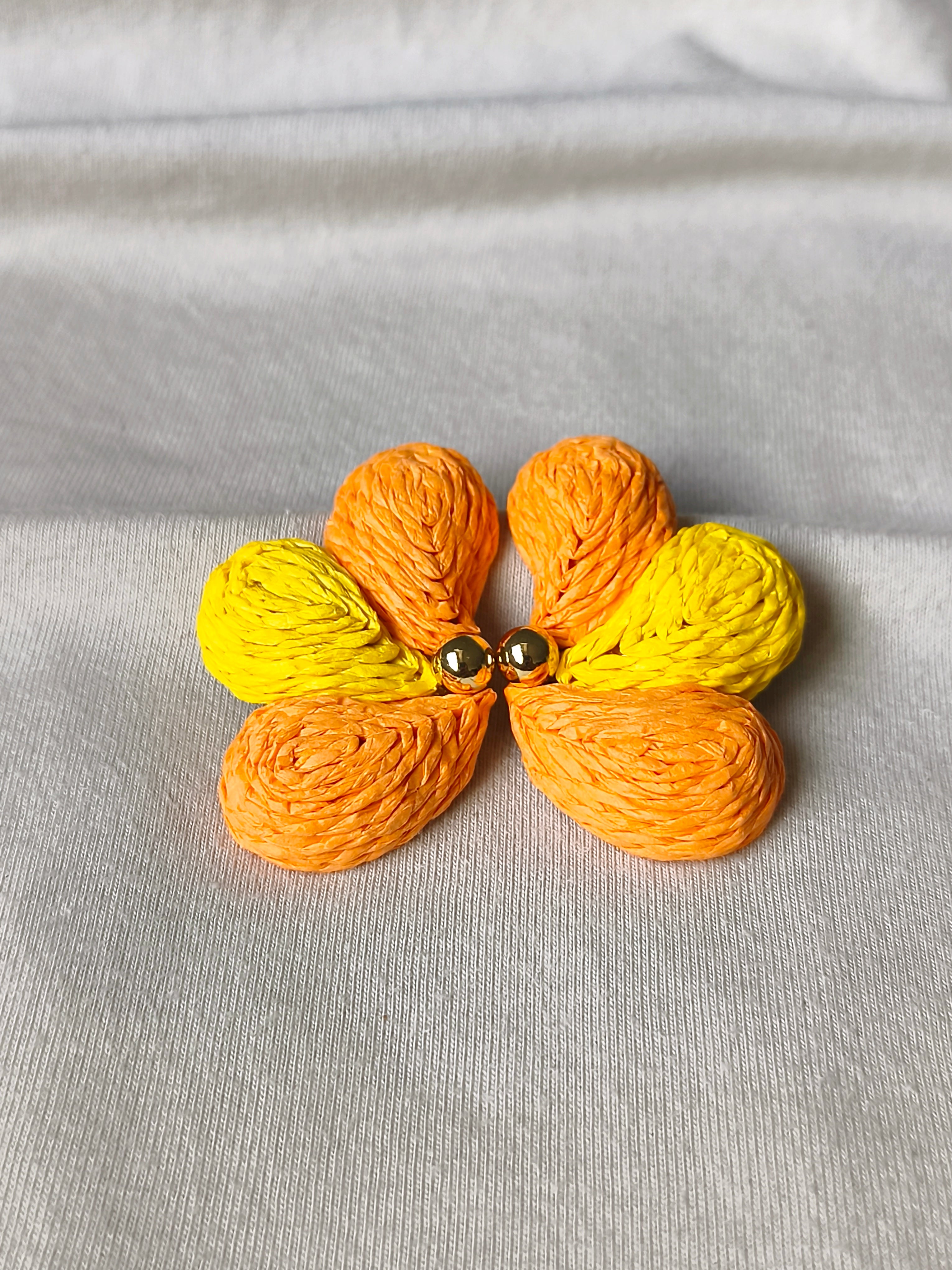 La Solaire — Boucles d'oreille fleur raffia tressé main, été