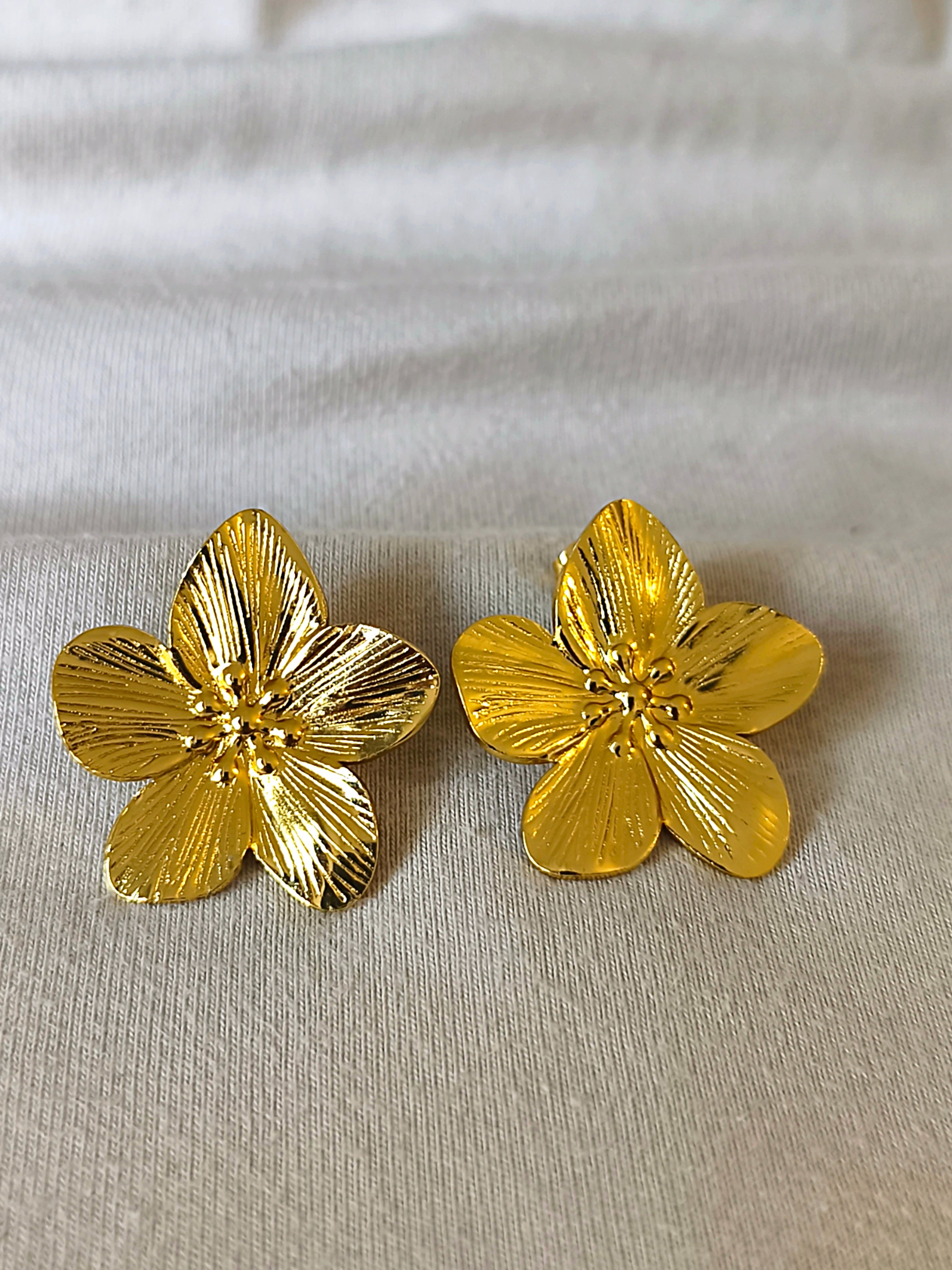 La Souveraine — Boucles d'oreille fleur dorée acier inoxydable
